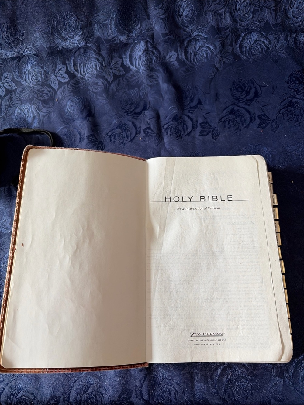 New International Version-Holy Bible Leather Bound-Zondervan-ISBN 0310606977